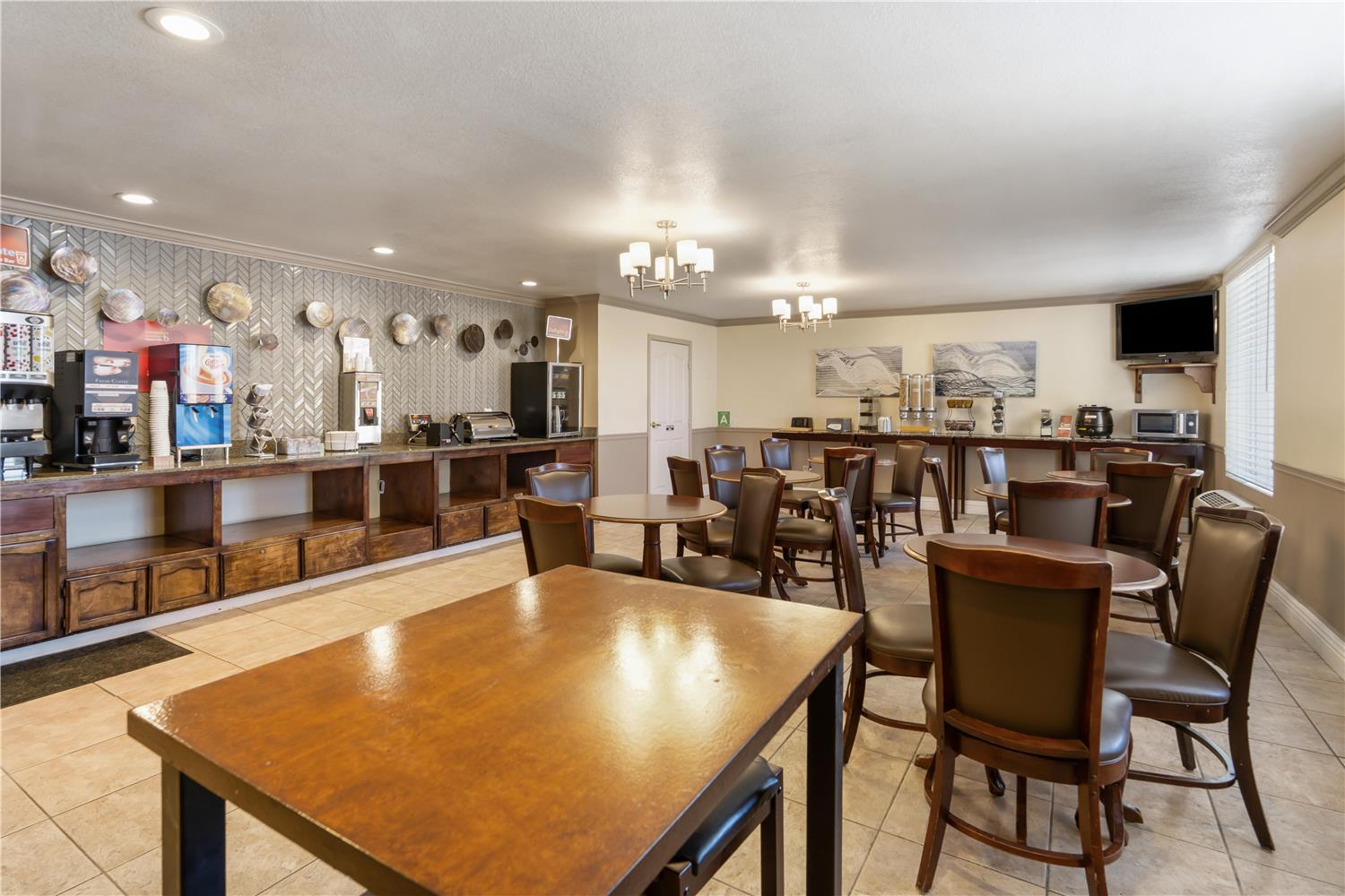 Best Western Plus John Jay Inn & Suites 33/37