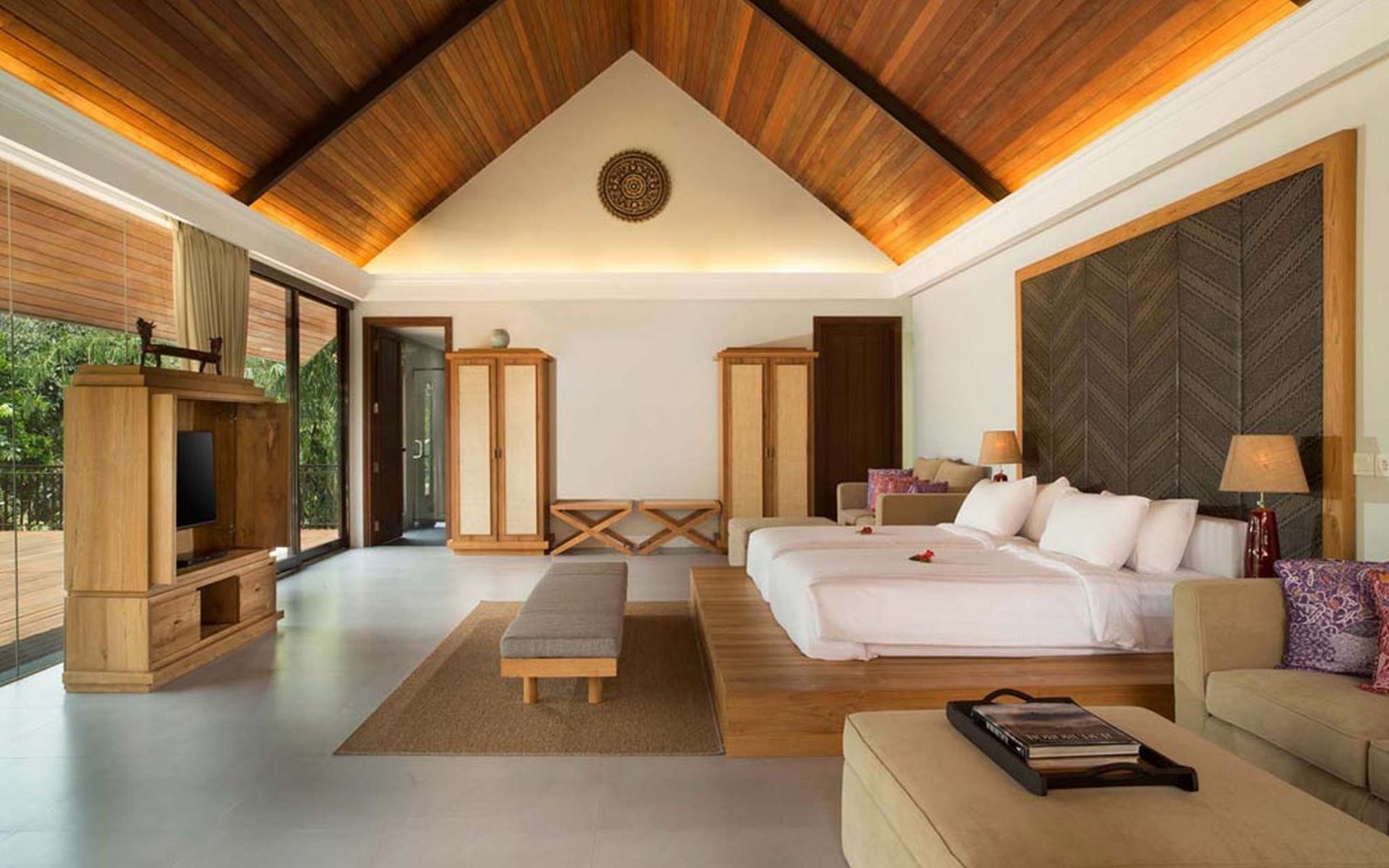 Exclusive, Pool, Modern