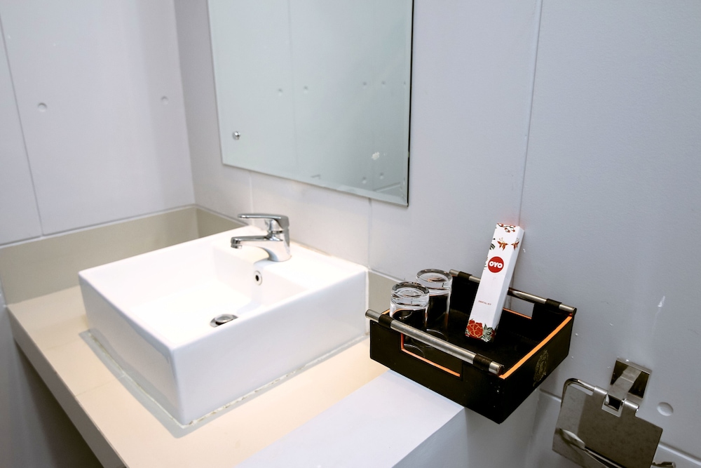Oyo 592 Budget Hotel By The Harbour 26/28