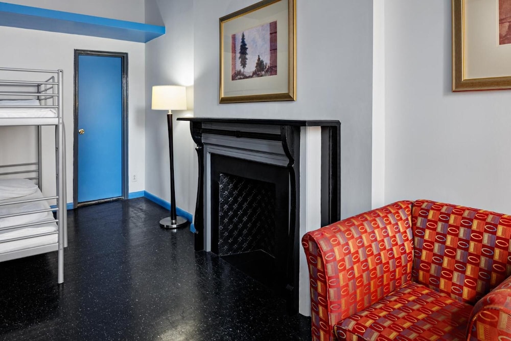 Central Park West Hostel 24/30