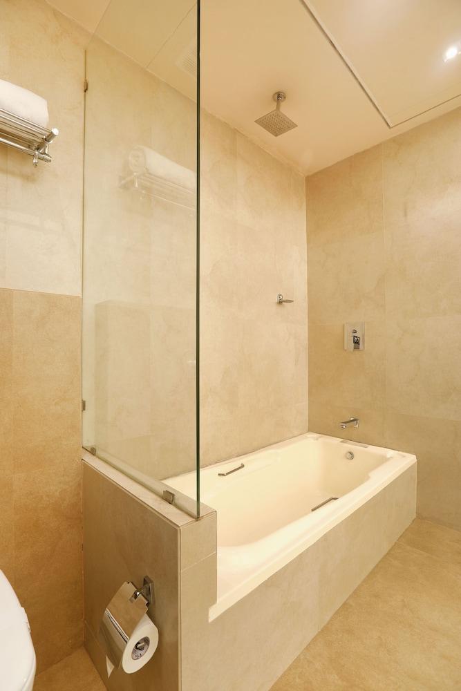 Mumbai Metro - The Executive Hotel 41/42