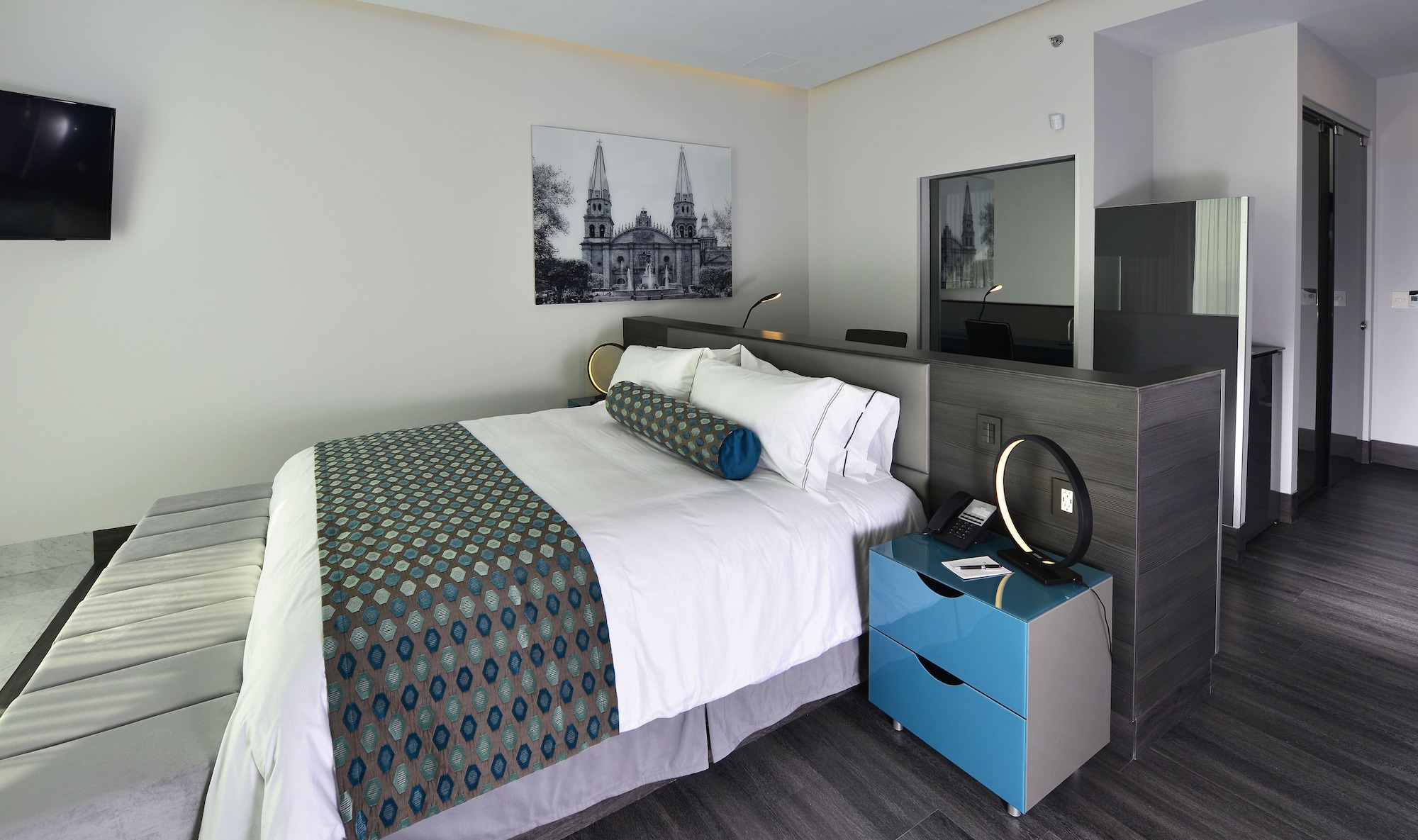 DELUXE, KING BED