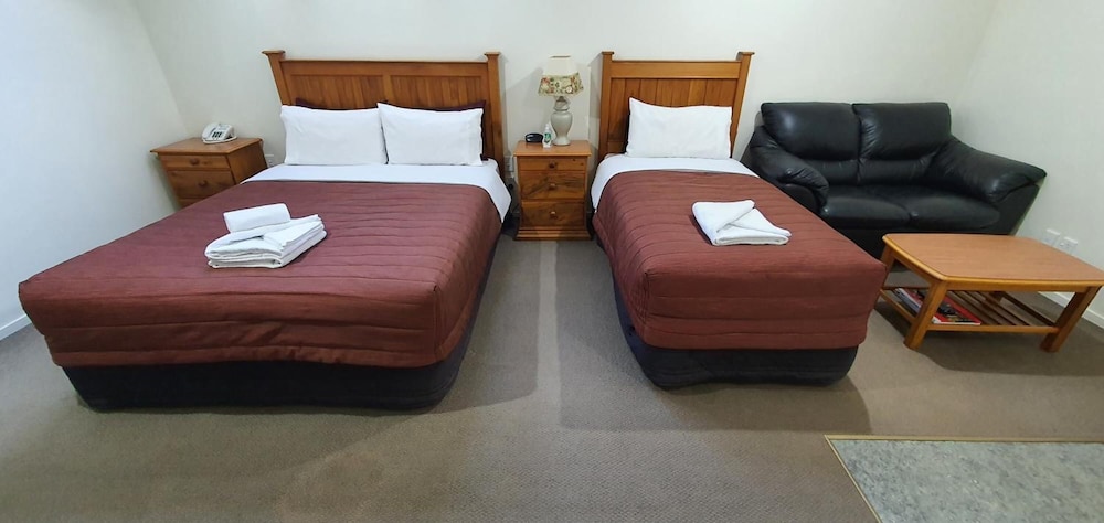 Rosewood Court Motel 18/48