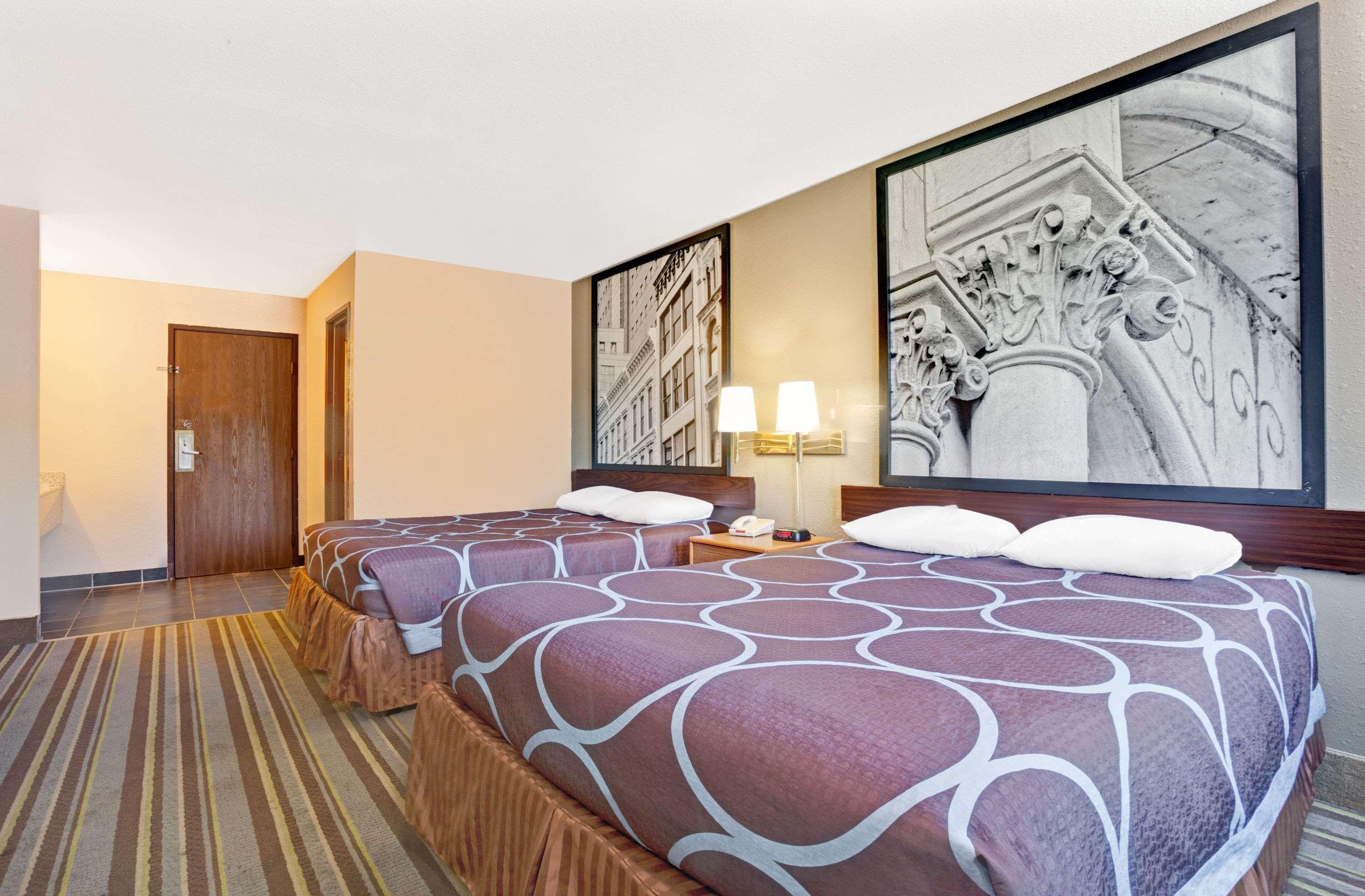 Super 8 by Wyndham Louisville Airport 9/16