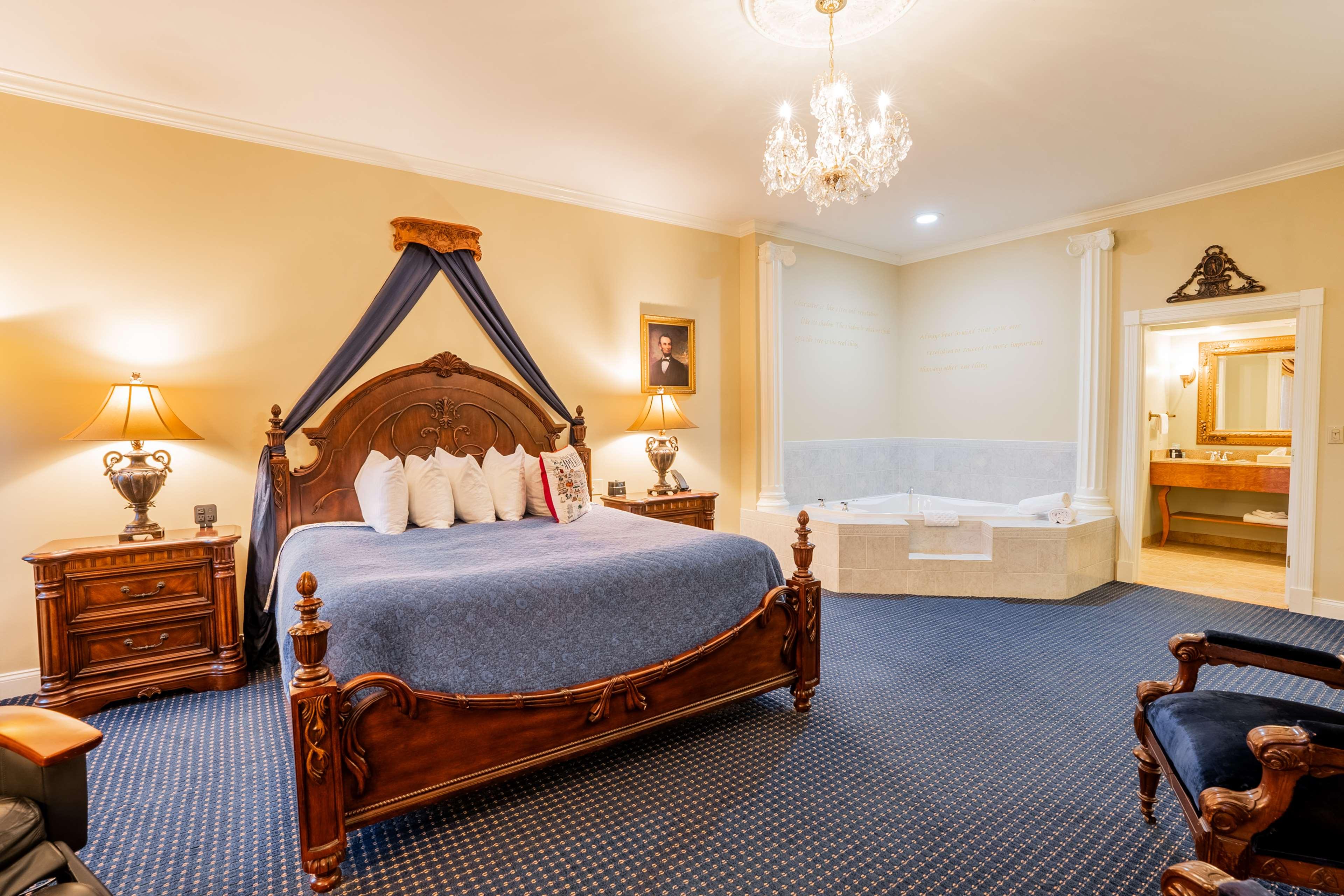 Theme, Lincoln, Suite, King Bed, Hot Tub