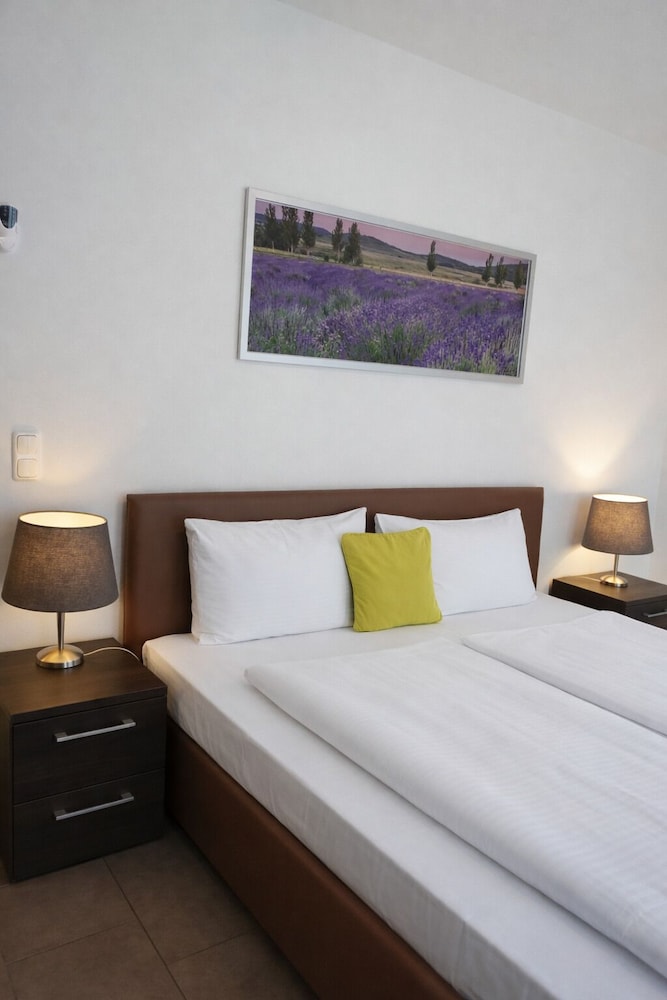 APARTMENT, QUEEN BED, SOFA