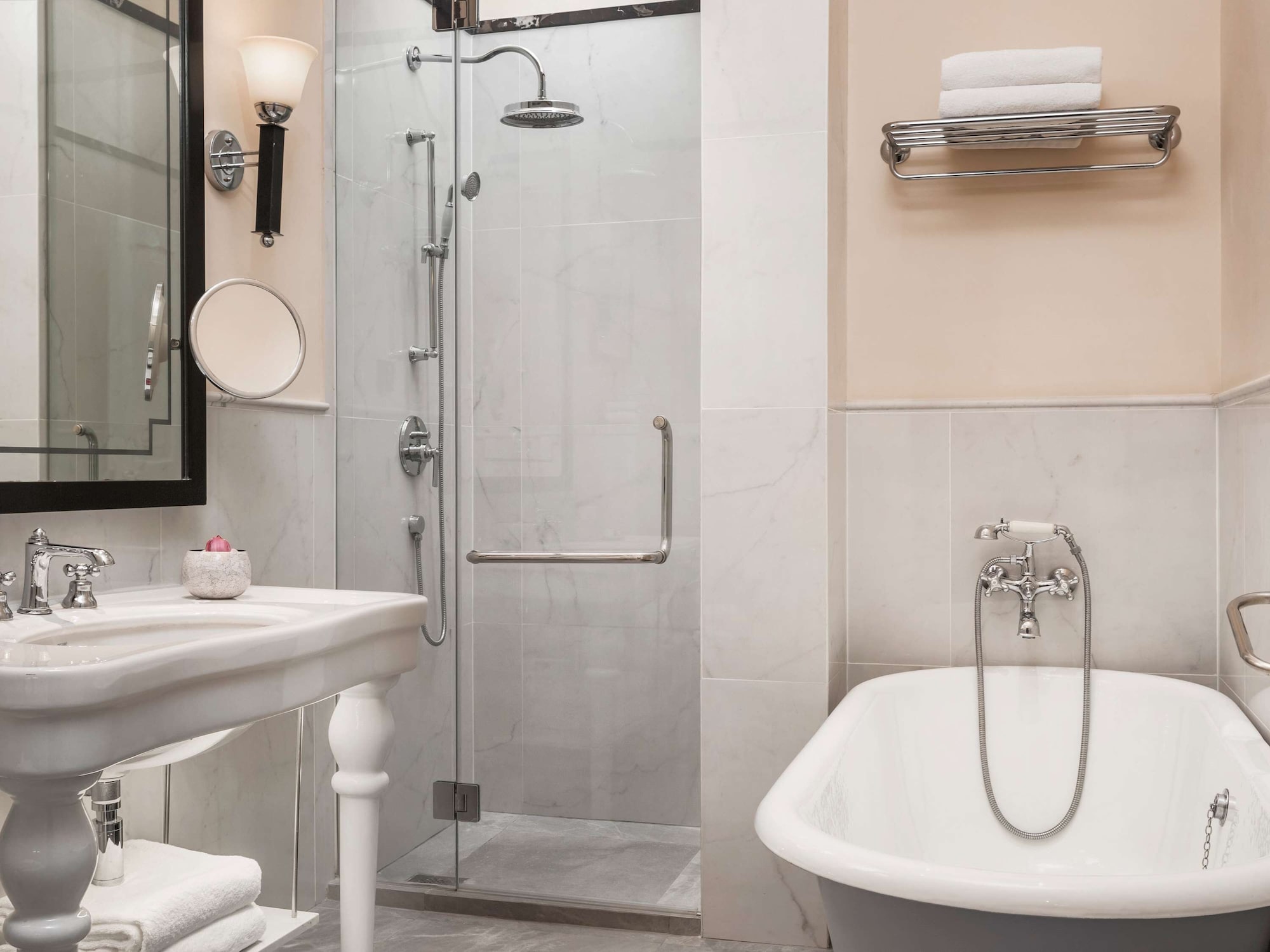 Landmark, Suite, 1 King and 2 Double Beds، Raffles Hotel Le Royal 10/10