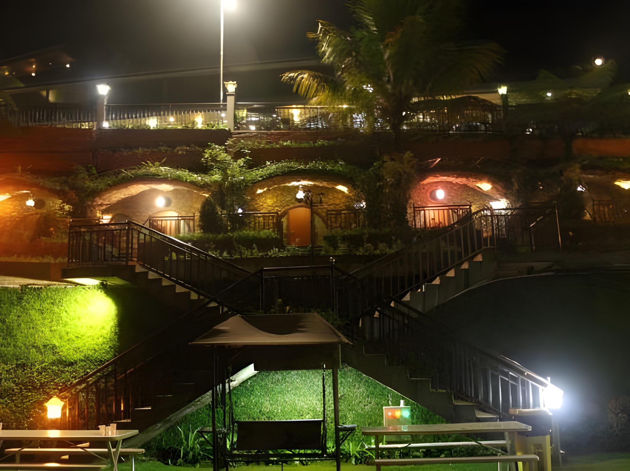 Seruni Hotel Hobbit House 2/26