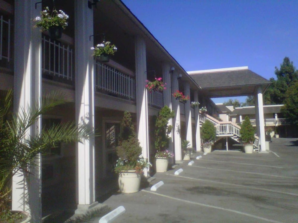 Caravelle Inn Suites 6/31
