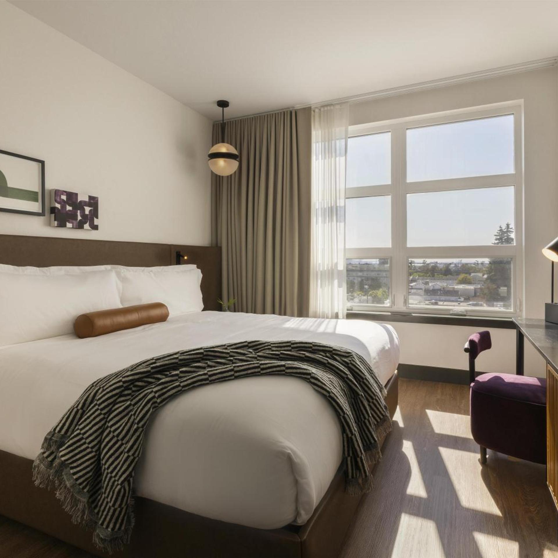 Urban, King Bed, Bathtub, Accessible, Kissel Uptown Oakland, in the Unbound Collection by Hyatt 5/7