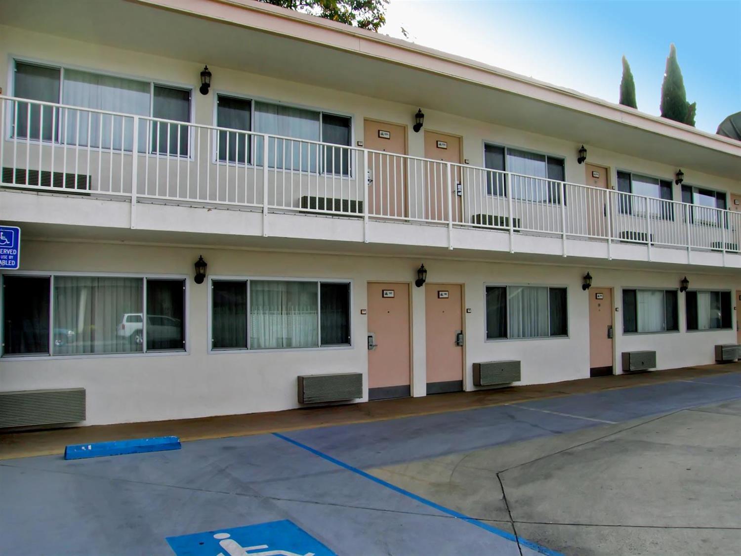 Americas Best Value Inn Visalia 1/7