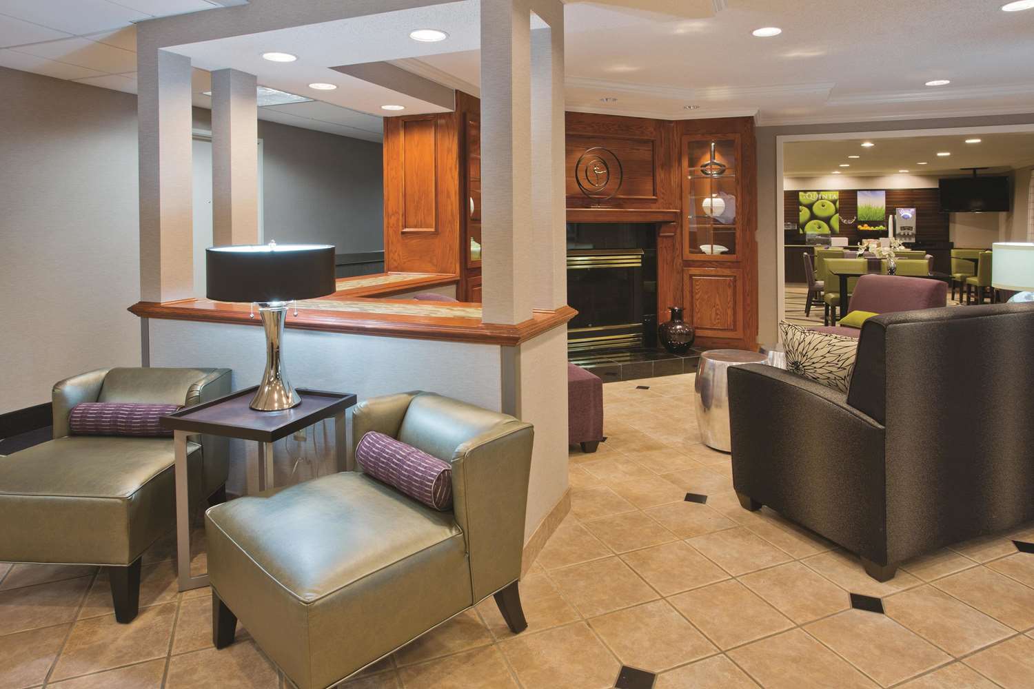 La Quinta Inn Suites By Wyndham Milwaukee Delafield 28/50