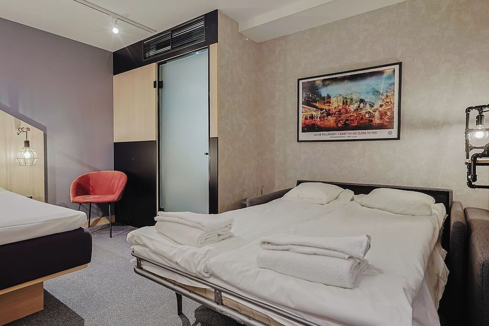 Family, King Bed, No Window, Sofa