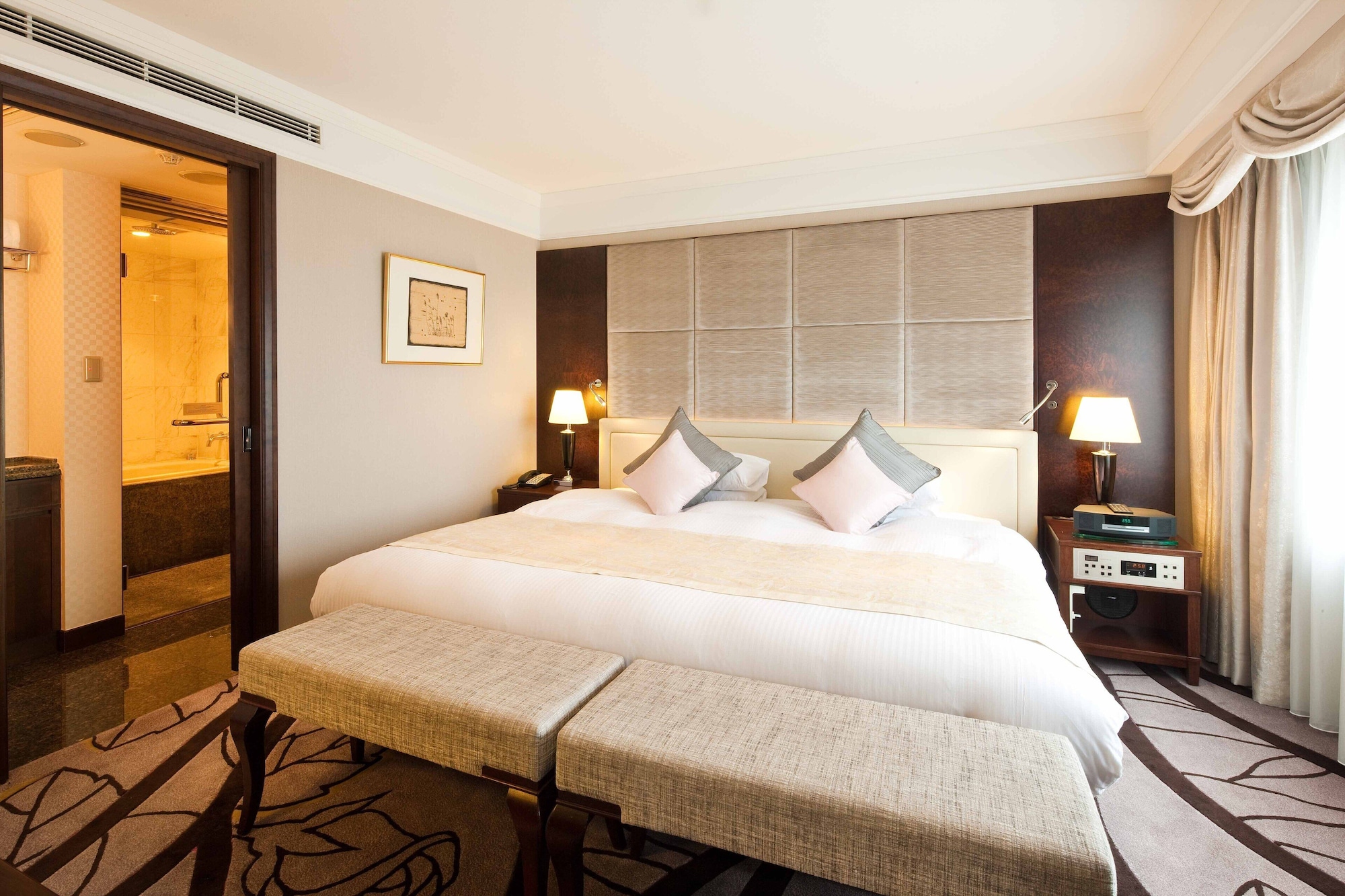 TOWER, SUITE, EXECUTIVE LEVEL, EXECUTIVE LOUNGE ACCESS, HIGH FLOOR