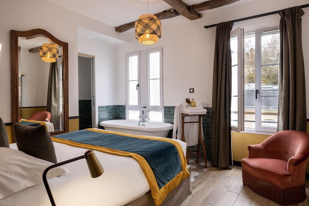 Superior, Queen Bed, Sacre Coeur View