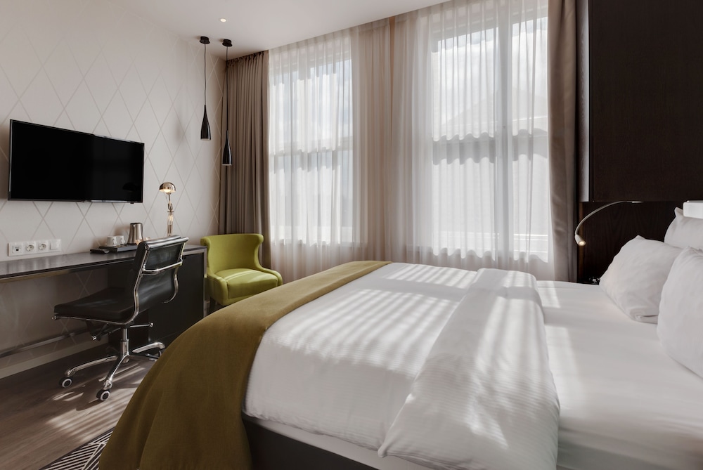 HOLIDAY INN DRESDEN - AM ZWINGER 11/77