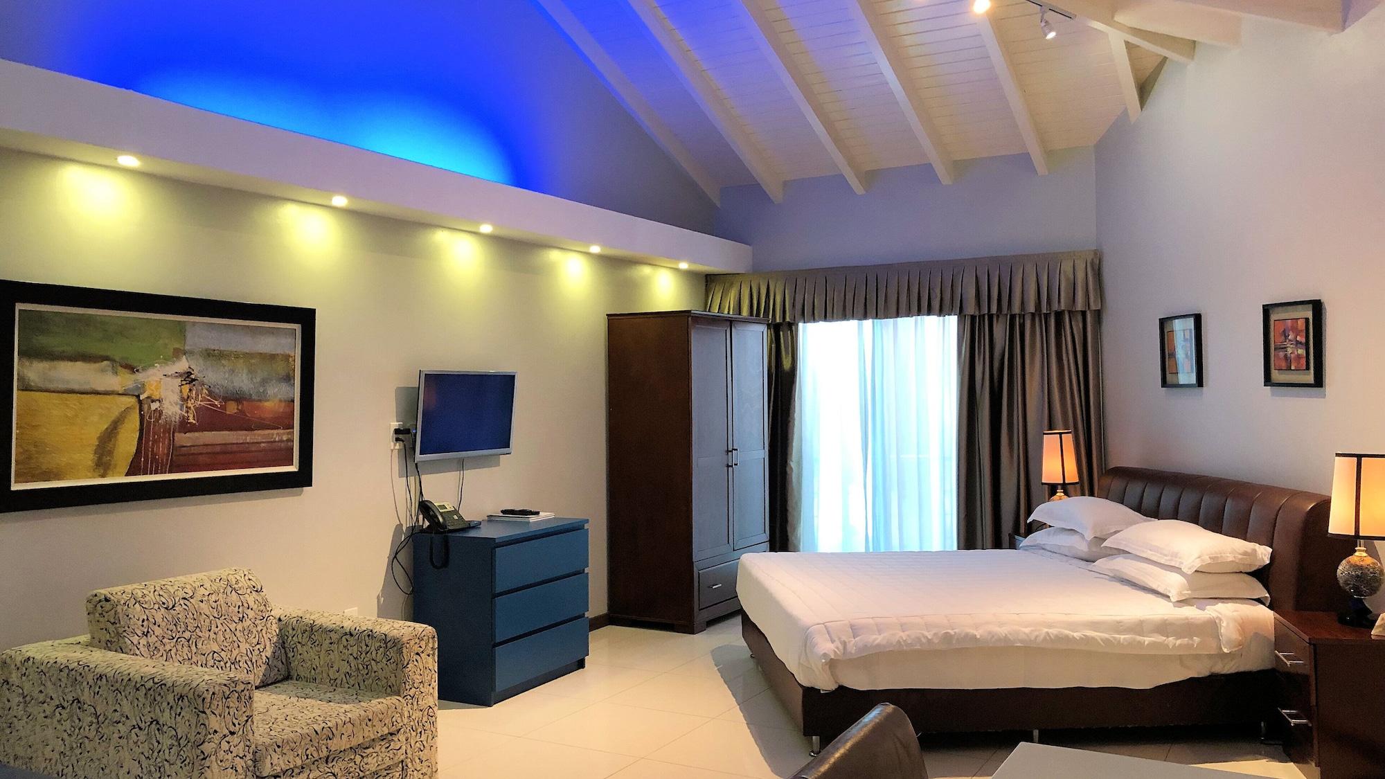 STUDIO, KING BED
