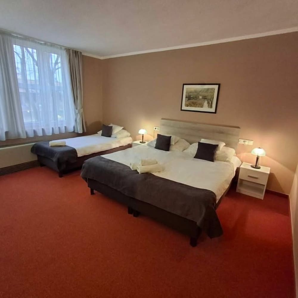 Hotel Unicornis 6/83