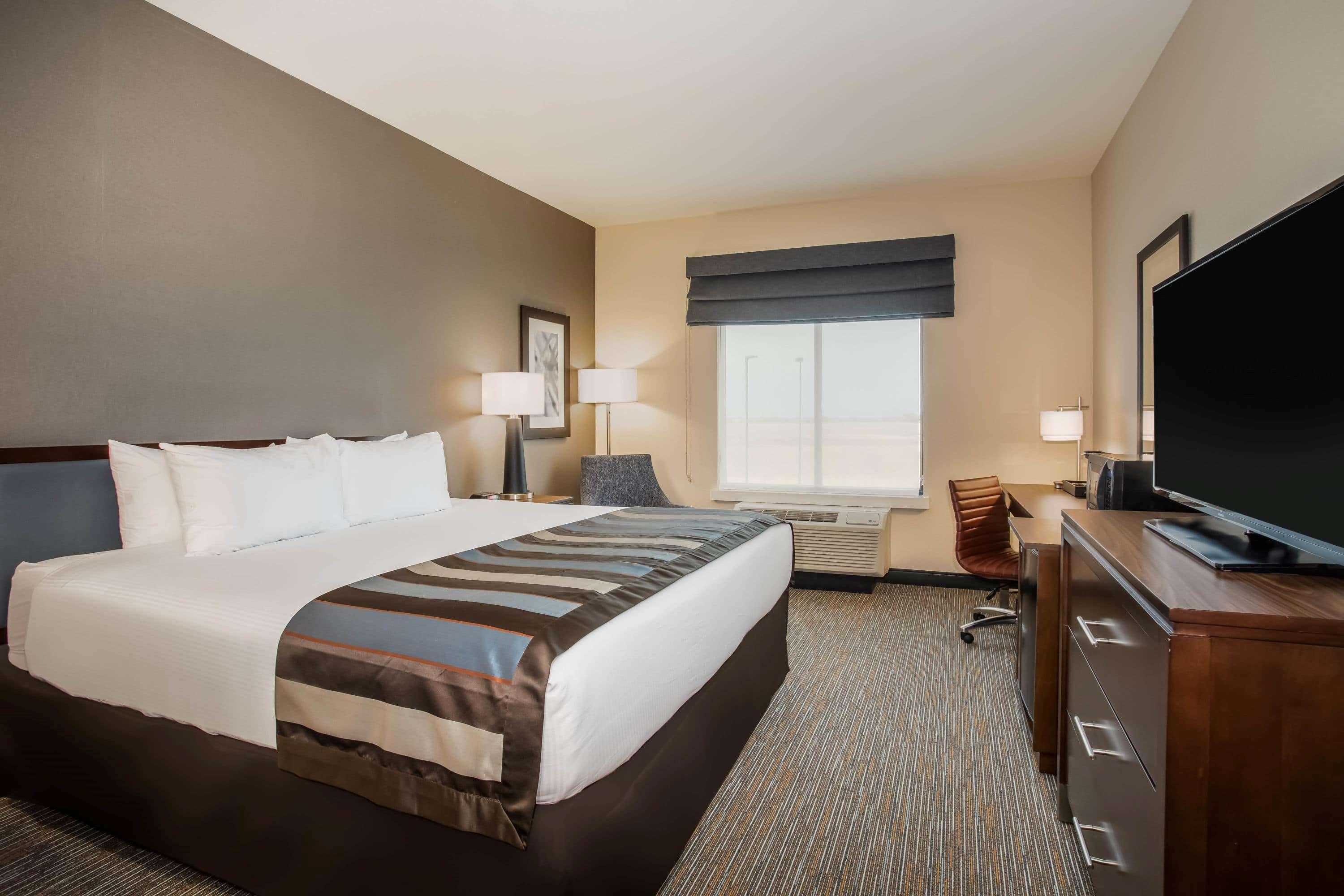 Room, King Bed, Mountain View