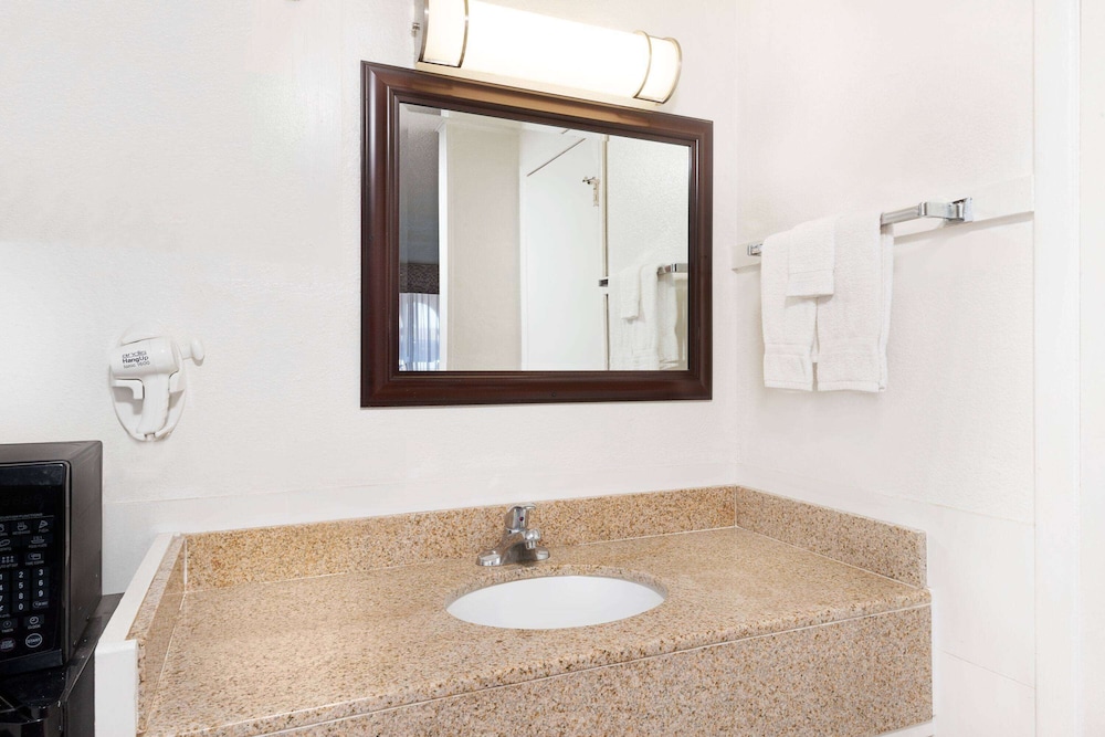 Travelodge by Wyndham Las Vegas NM 33/35