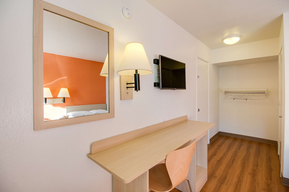 Motel6 Phoenix, AZ - East 17/28