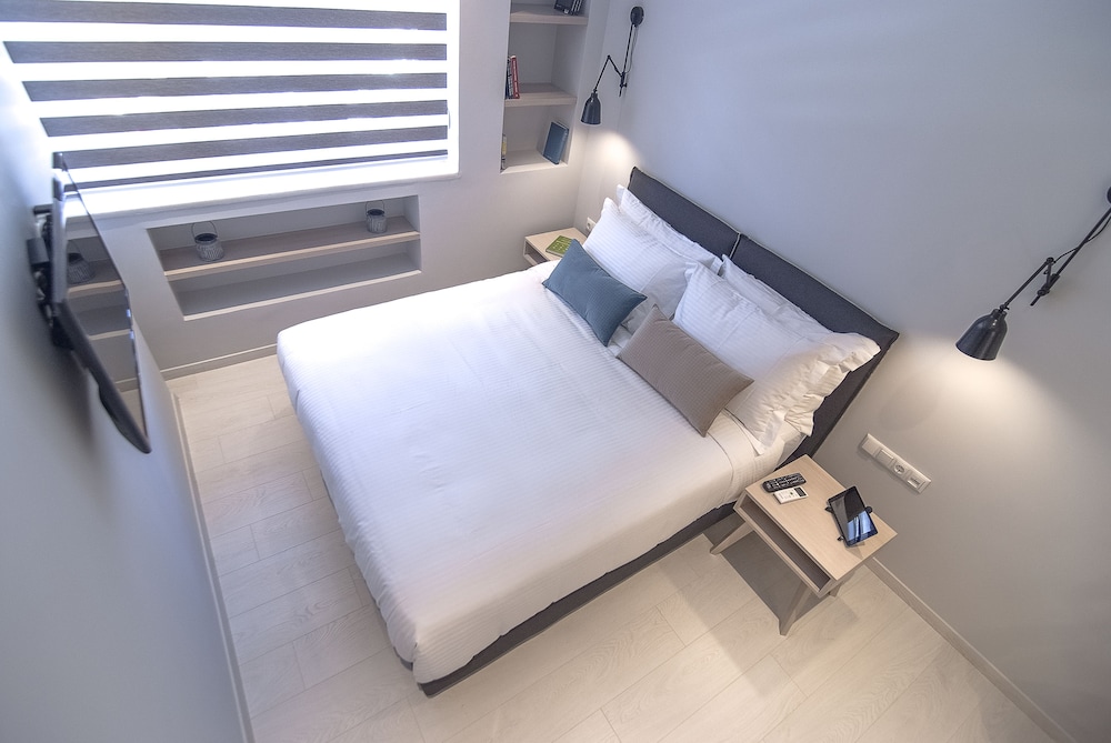 STANDARD, QUEEN BED