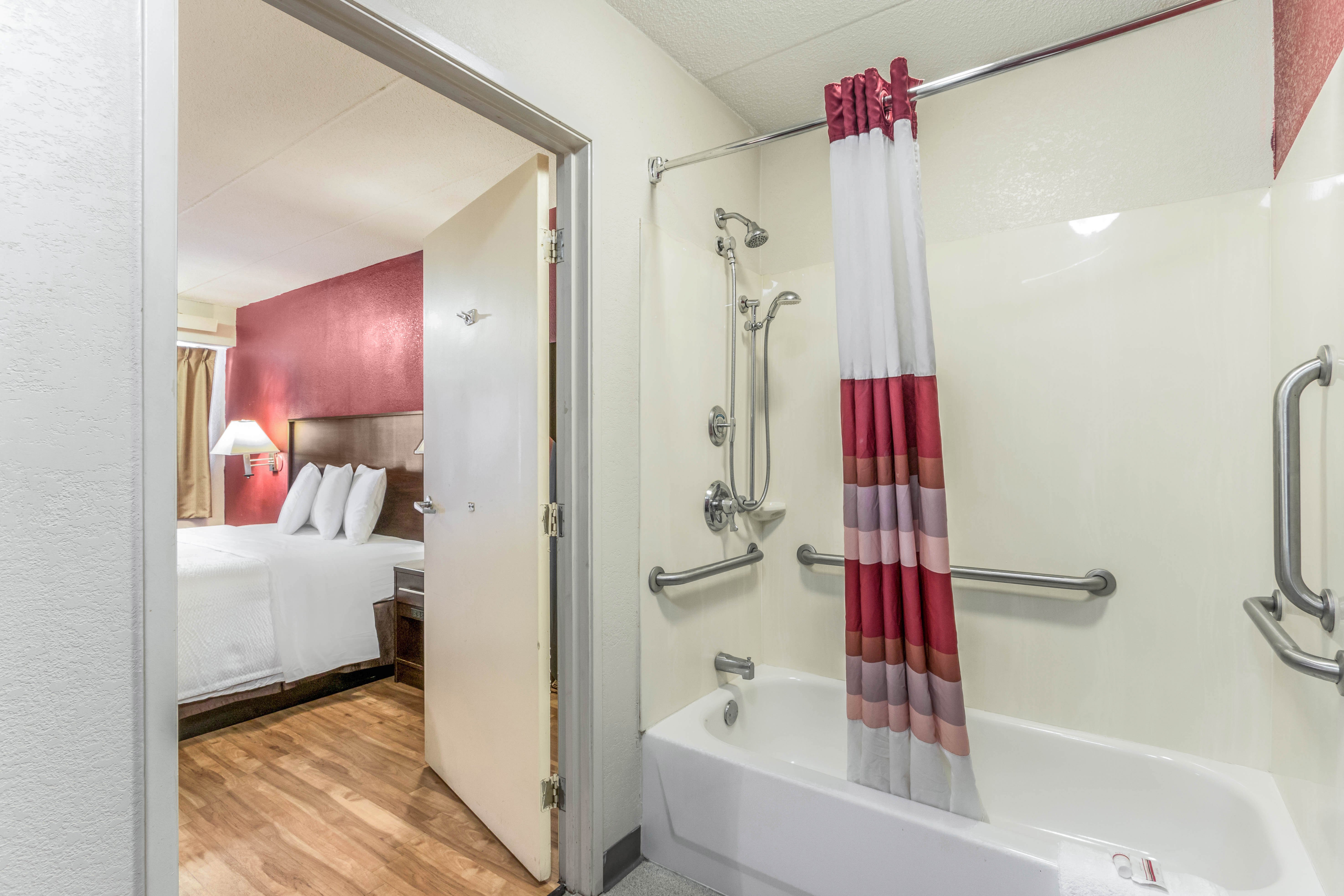 Superior, King Bed, Accessible, Red Roof Inn Columbia Mo 4/4