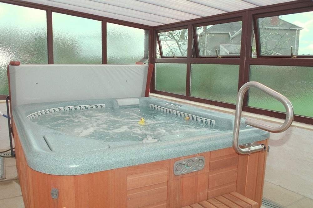 swimming pool spa
