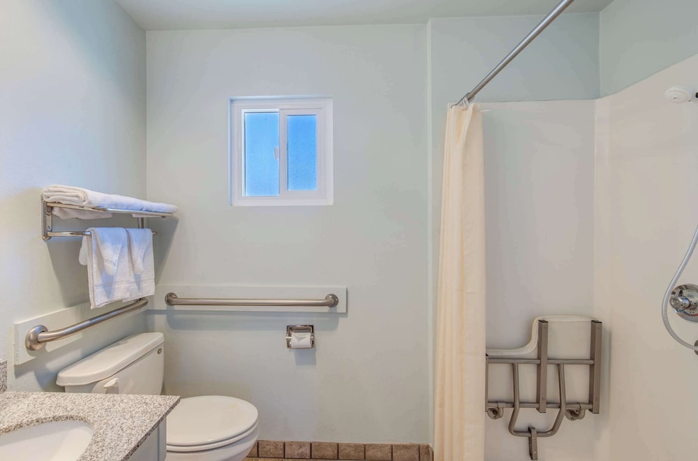 Econo Lodge Inn & Suites Yreka, CA 49/50