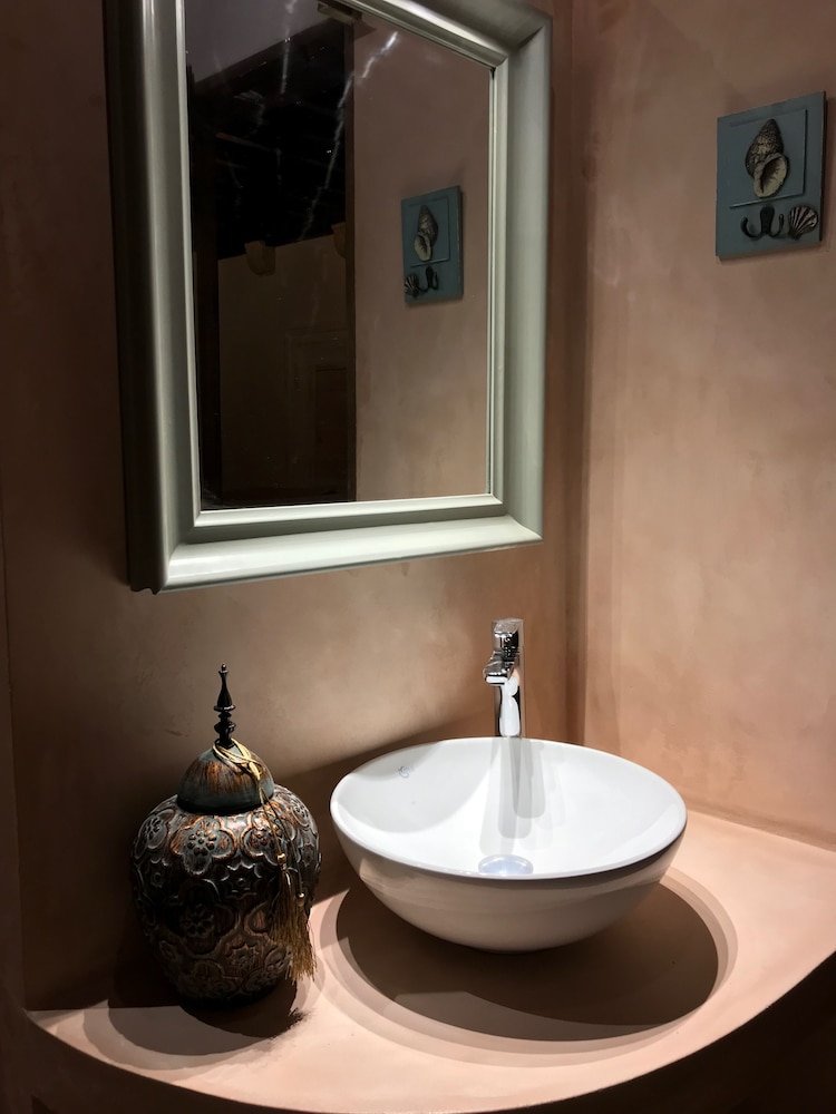 Saint Artemios Boutique 47/47