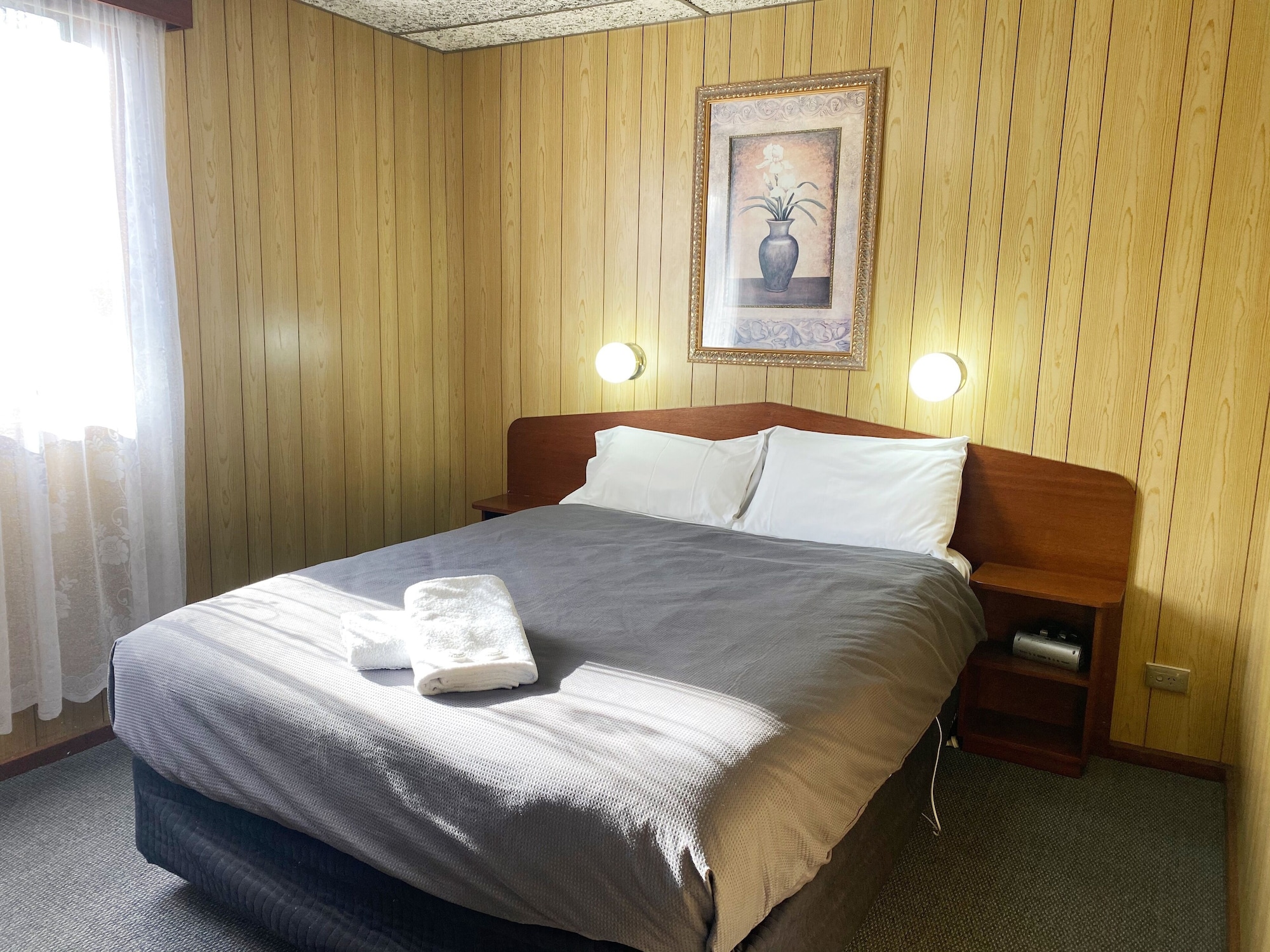 2 Bedrooms, Executive, Cabin, 1 Single and 2 Queen Beds