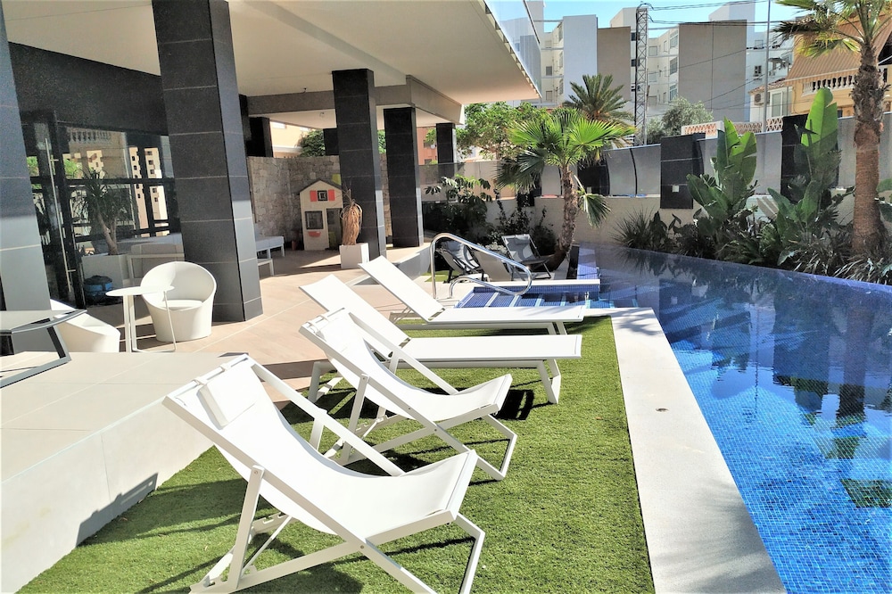 Ahoy Apartments 42/50