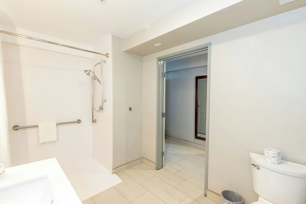 Holiday Inn Express Anaheim West 43/45