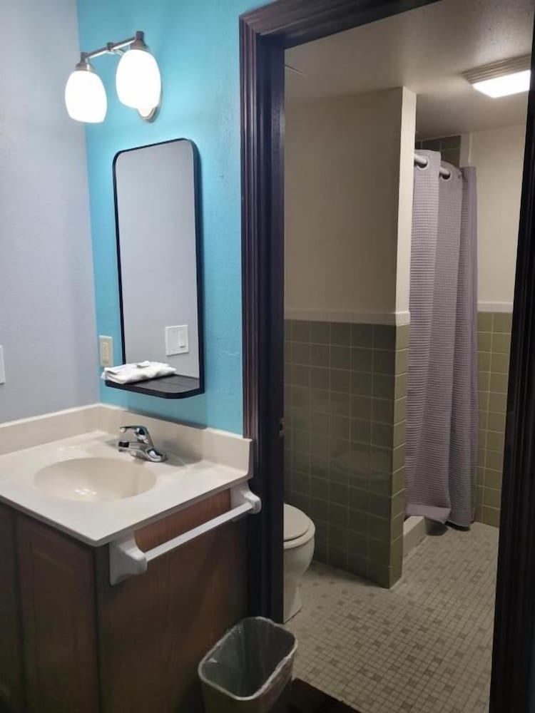 McGoverns Hotel and Suites 44/45