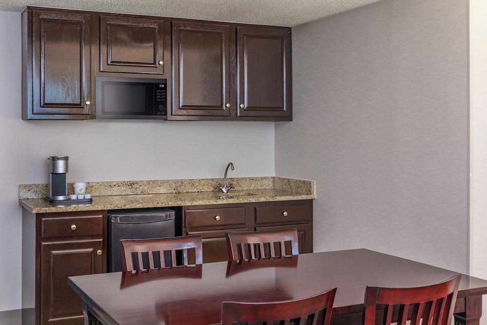Holiday Inn Suites Boston Peabody 46/62