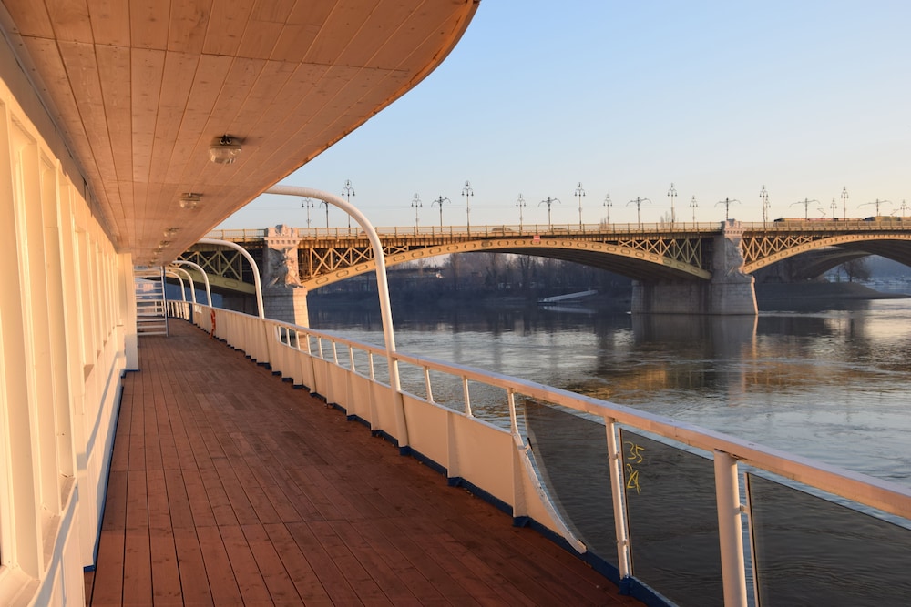 Grand Jules Boat Hotel 20/33