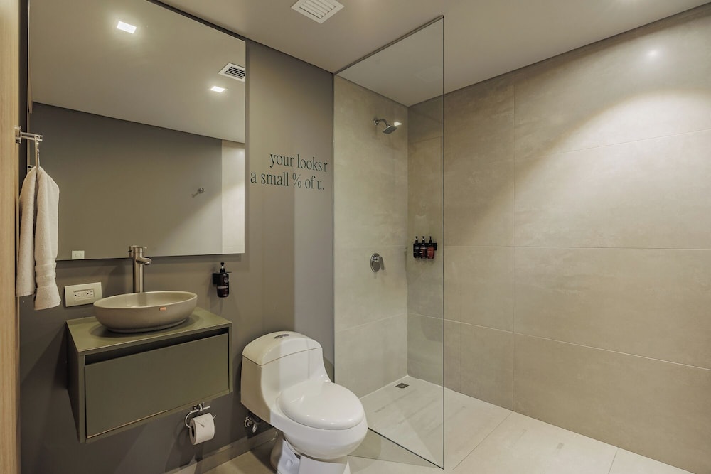 Versus Hotel 65/65