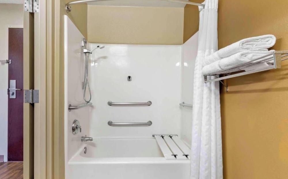غرفة بسرير كوين بمطبخ، Studio 6 Extended Stay Sacramento Arden Way CA 6/7