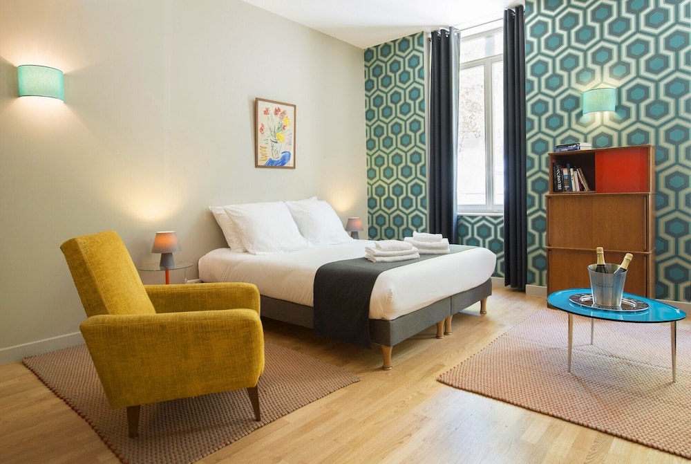 Suites and Hotel Helzear Champs Elysees 25/65