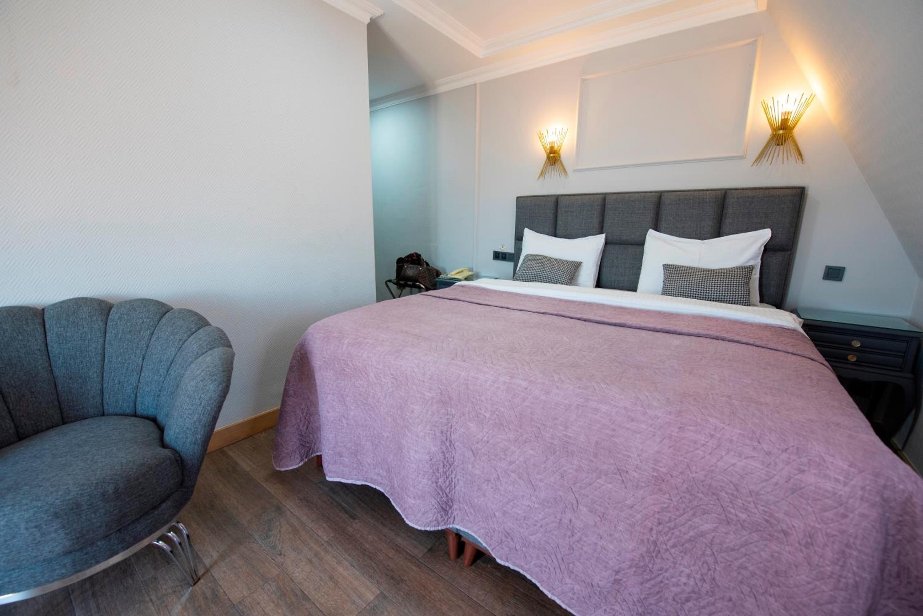 غرفة بسرير مزدوج أو سريرين منفصلين، Ramada Encore By Wyndham Kuwait Downtown 8/10