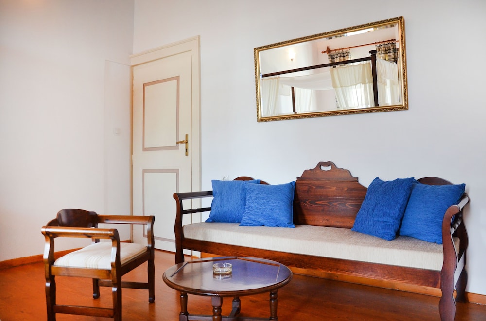 Amphora Hotel 25/50