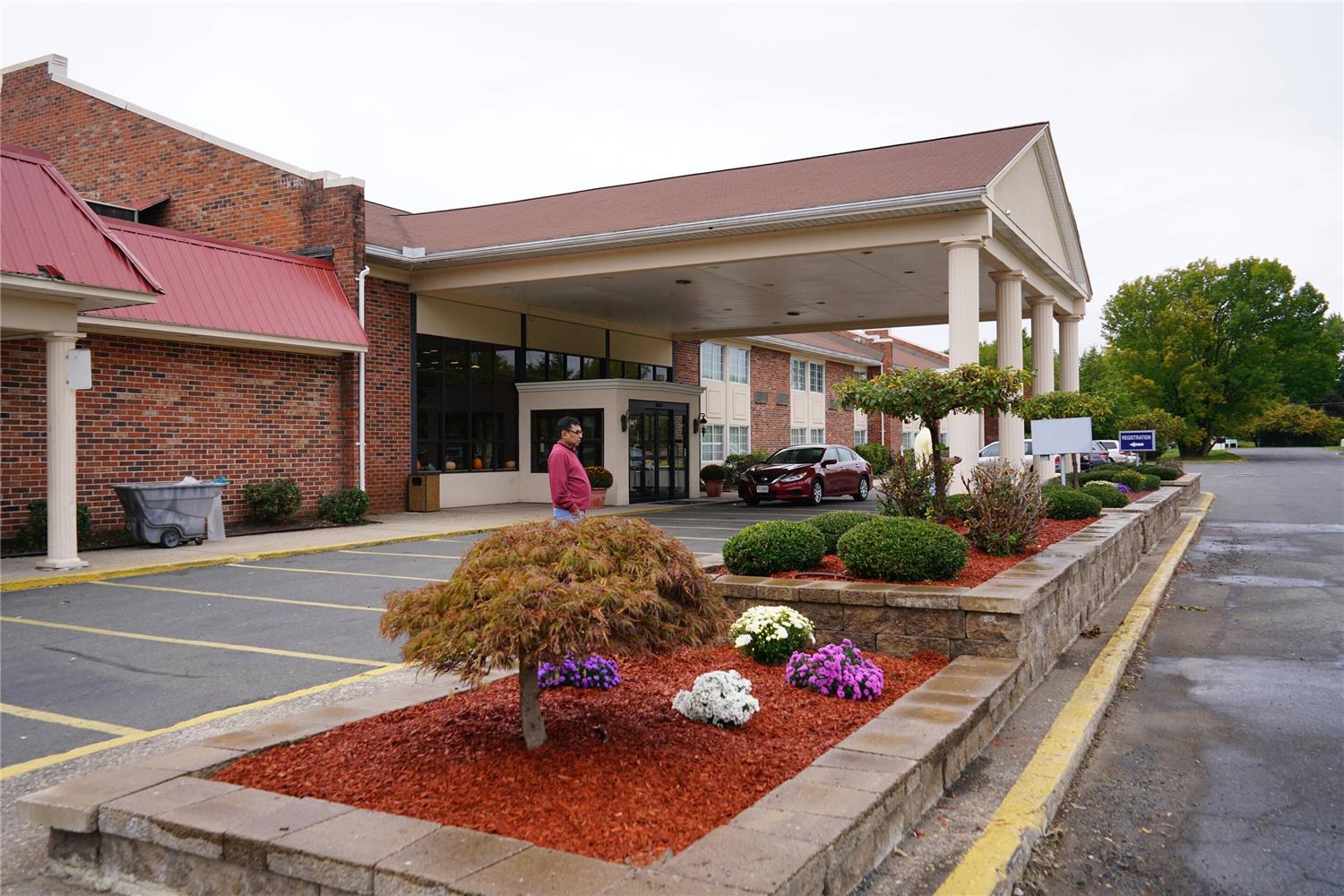 Rodeway Inn & Suites East Windsor CT 42/44