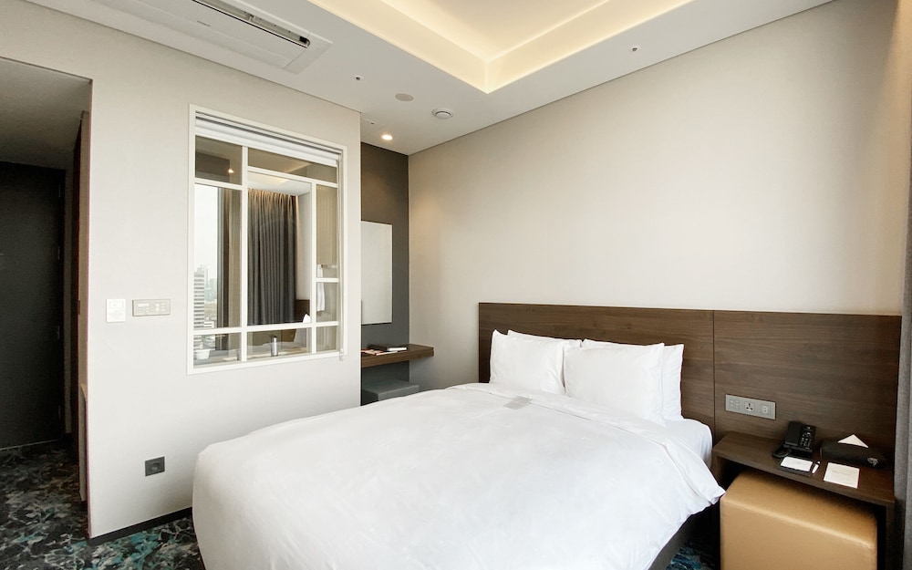 Hotel In 9 24/66