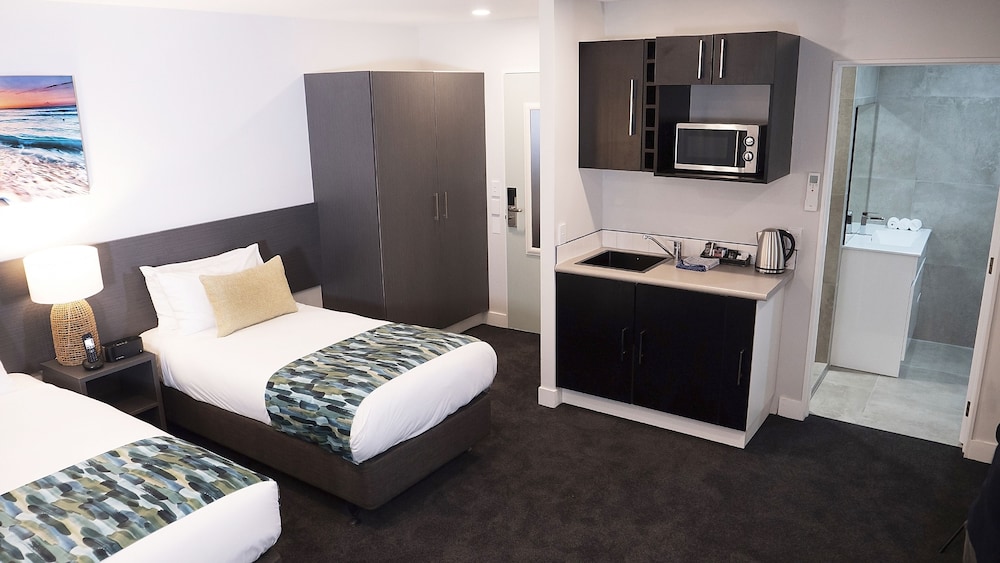 Carnmore Hotel Takapuna 18/65