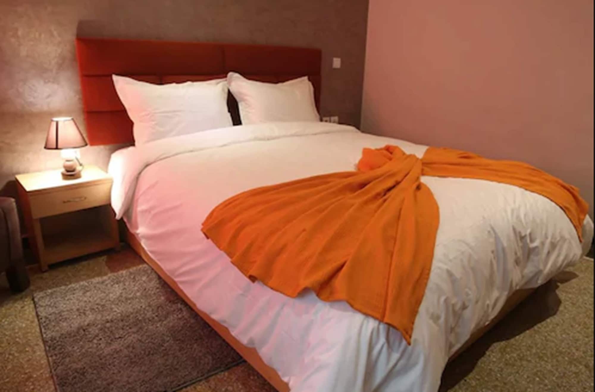 ROOM, DOUBLE BED