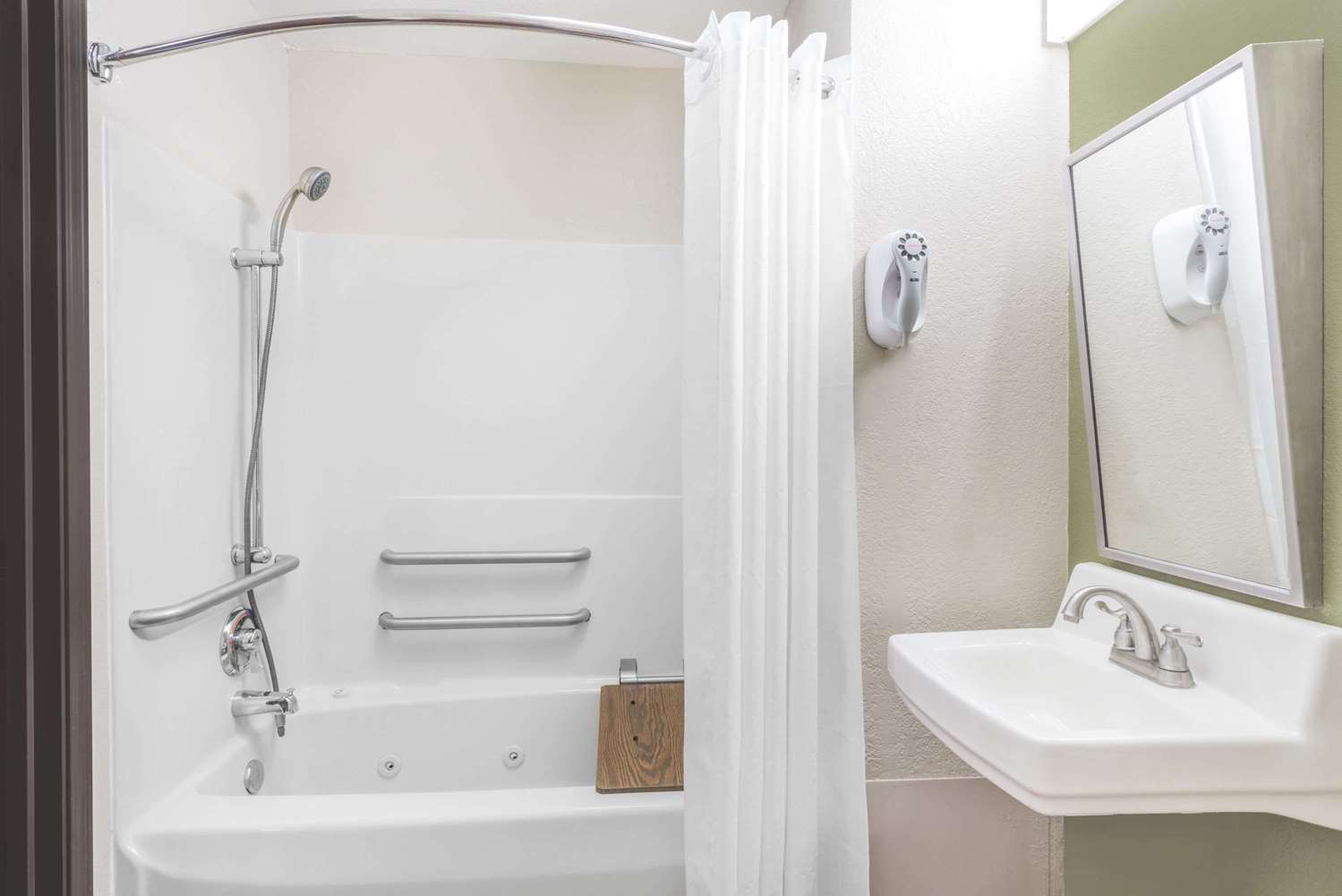 Super 8 By Wyndham Madison/Hanover Area 11/17