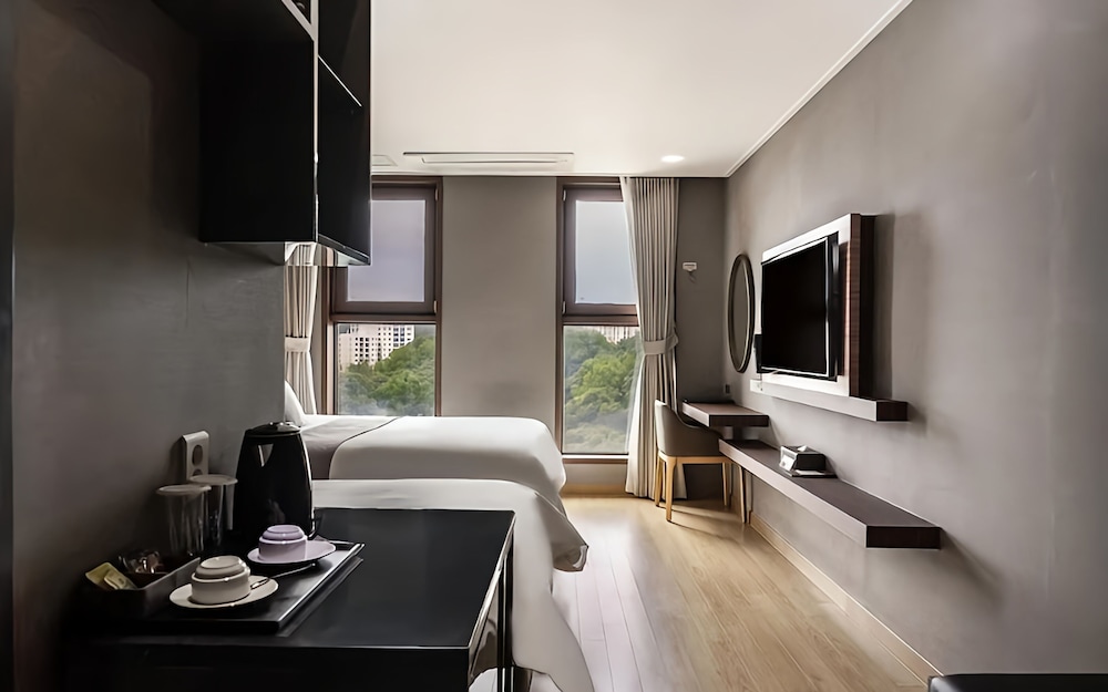 Hotel Lart Gimpo 77/78