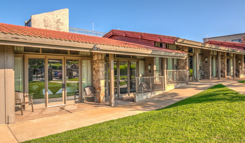 Lodge of Four Seasons Golf Resort Marina Spa 65/66