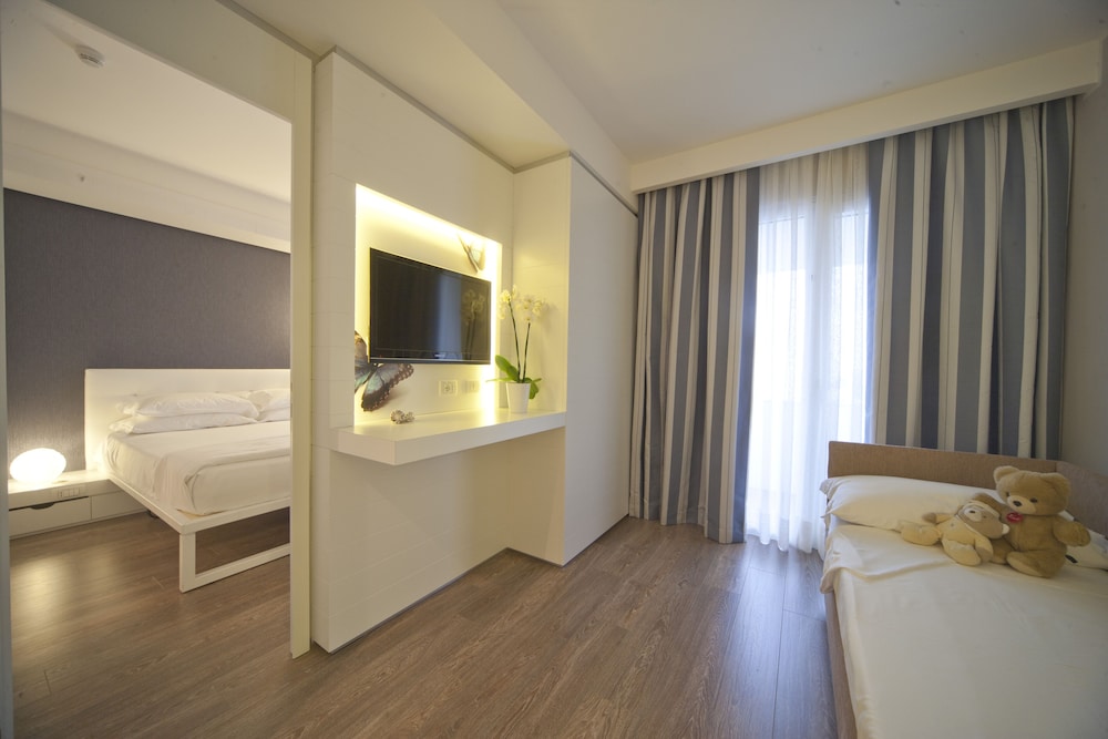 FAMILY SUITE, DOUBLE BED, SEA VIEW, SOFA, BALCONY