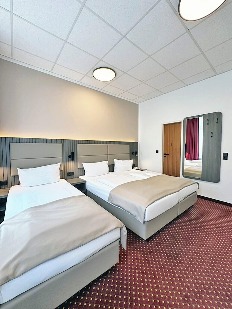 ROOM, QUADRUPLE